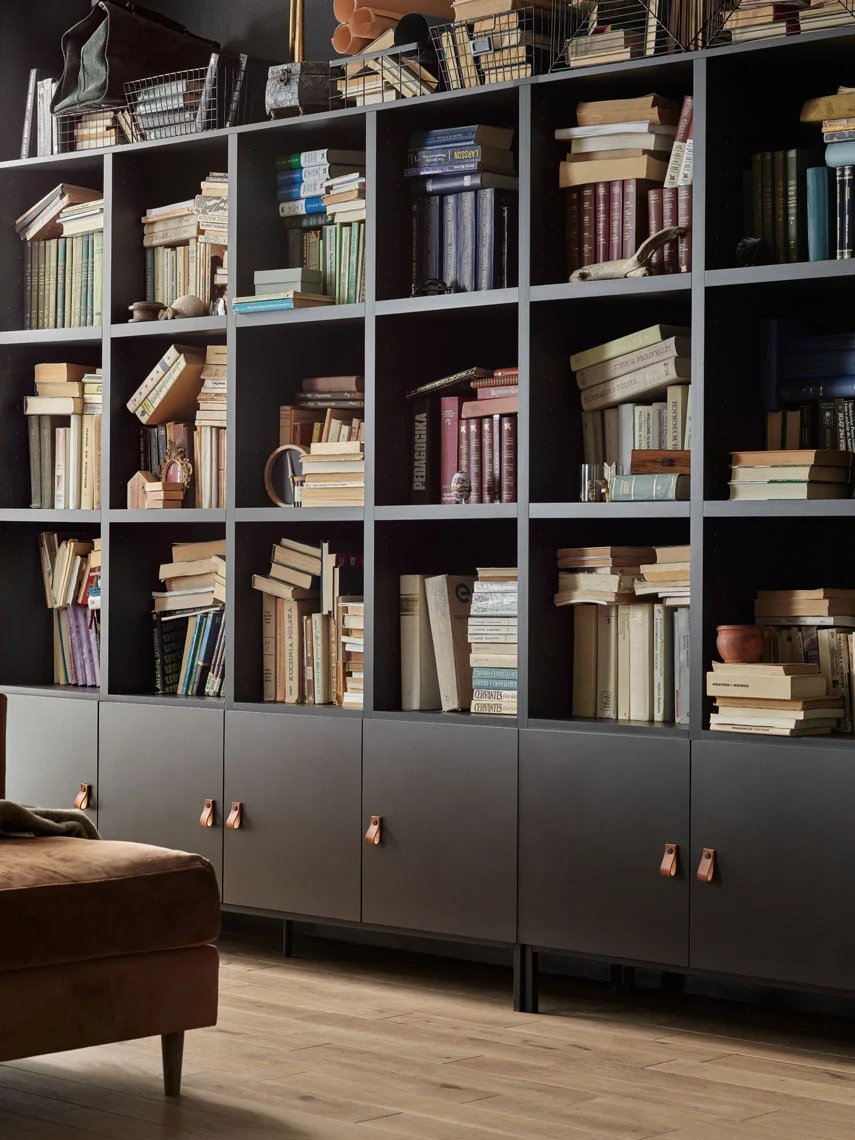 domowa biblioteczka z atmosferą relaksu